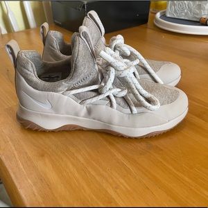 NWOT WOMENS SIZE 11 NIKE